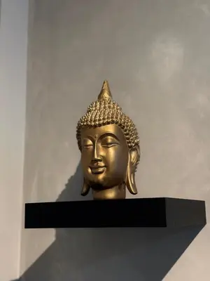 a gold head with a hat on a shelf at Athens comfy apartment in Athens