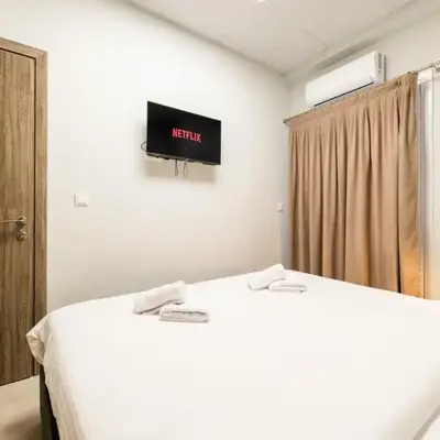 Zeus 2bd 2' minutes walk from Larissa's station