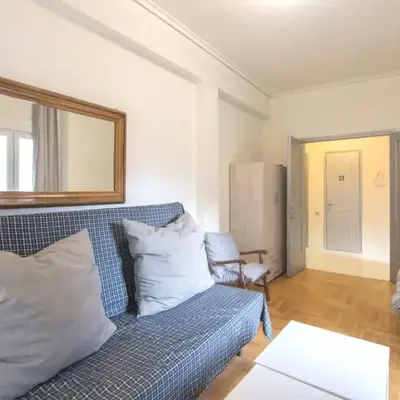 Spacious and bright apt in Eksarchia