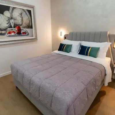 Modern Niarchos Escape