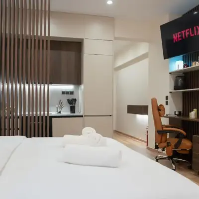 Luxury Suite 100m from Shore and Tram