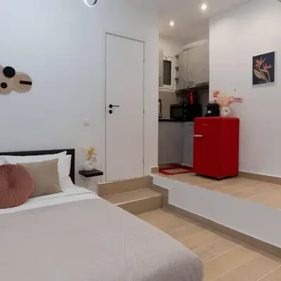 ARIS- Queen suite on the boulevard