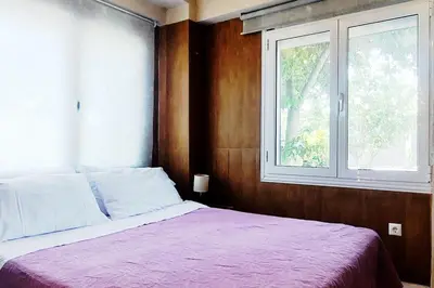 a bedroom with a bed and a window at Cozy House Oasis 15 min to airport & port, 35 min from Acropolis in Papangeláki