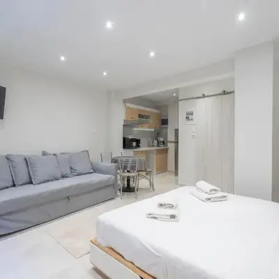 Modern apt at Thisio next to the metro station