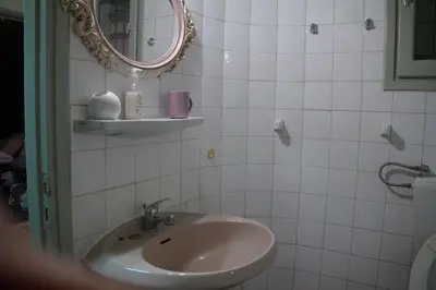 a bathroom with a sink and a mirror at \u7ef4\u591a\u5229\u4e9a\u516c\u5bd3 in Athens