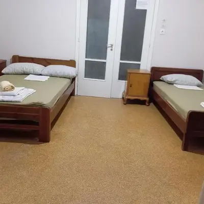 Room for 2 persons next to metro