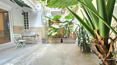 a room filled with lots of plants and a table at Έξυπνο όμορφο στούντιο διαμέρισμα στην Αθήνα με αυλή in Athens