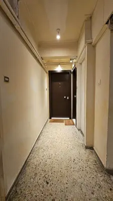 an empty hallway with a door in a building at Έξυπνο όμορφο στούντιο διαμέρισμα στην Αθήνα με αυλή in Athens