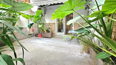 a room with a bunch of green plants in it at Έξυπνο όμορφο στούντιο διαμέρισμα στην Αθήνα με αυλή in Athens