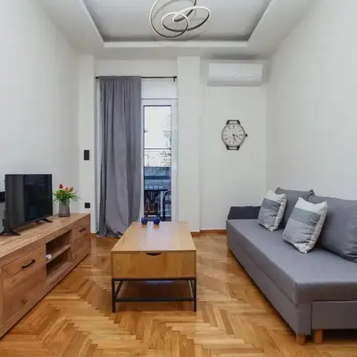 Defner Tzo's Modern Apartment
