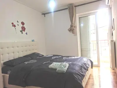 a bedroom with a bed with a black comforter at \u51ef\u5b81\u6c11\u5bbf in Piraeus