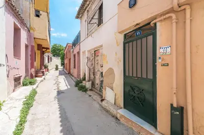 an alley with a green door on a building at Charming Vintage Retreat in Athens