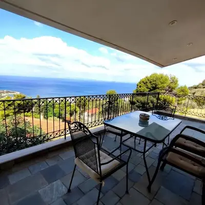 Peaceful Hilltop View Maisonette
