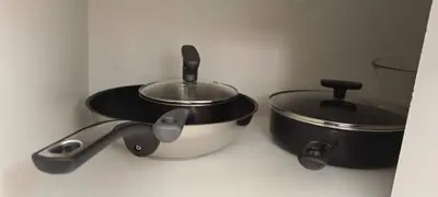 two pots and pans sitting on top of a counter at \u6d77\u98ce\u5c0f\u61a9 Seabreeze Haven in Athens