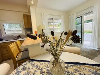 a vase with flowers on a table in a kitchen at \u6d77\u98ce\u5c0f\u61a9 Seabreeze Haven in Athens