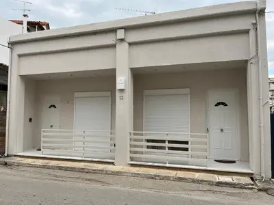 a row of three garage buildings with three doors at Jimilio 2 in Spáta