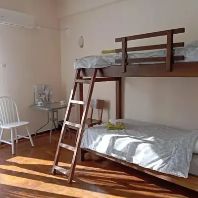4 Single beds room 5' from metro