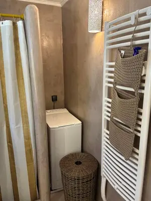 a small bathroom with a toilet and a shower at 3R-in-3V in Vari