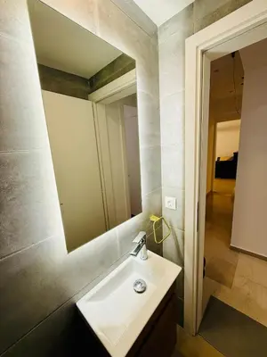 a bathroom with a sink and a mirror at \u96c5\u5178\u5357\u90e8\u6d77\u6ee82km\u7684\u8212\u9002\u5bbd\u655e\u516c\u5bd3 in Athens