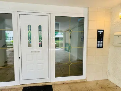 a white door in a room with a glass at \u96c5\u5178\u5357\u90e8\u6d77\u6ee82km\u7684\u8212\u9002\u5bbd\u655e\u516c\u5bd3 in Athens