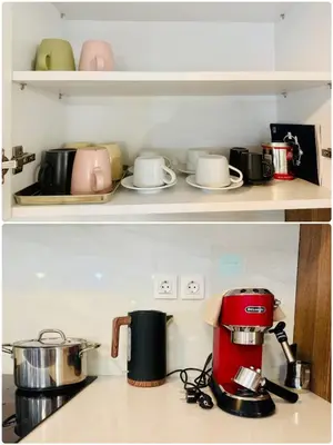 a red mixer sitting on a counter in a kitchen at \u96c5\u5178\u5357\u90e8\u6d77\u6ee82km\u7684\u8212\u9002\u5bbd\u655e\u516c\u5bd3 in Athens