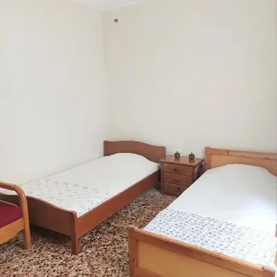 Room for 2 in a dormitory 5' from metro