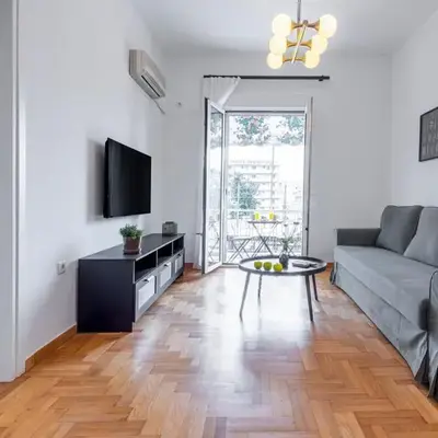 Stylish & Bright Flat Across Metro - 8' to Center