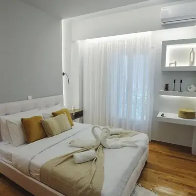 Seren Studio near Victoria Metro-Earthy Tones & Comfort