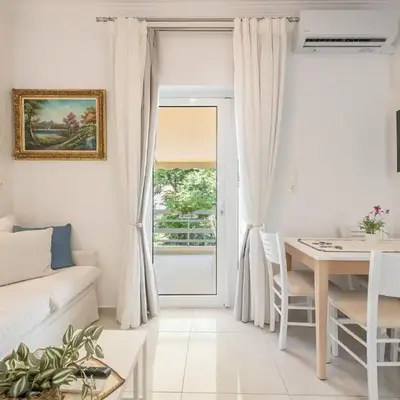 Quiet Escape Near Acropolis