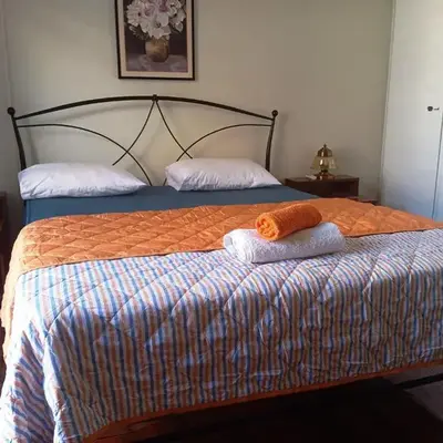 Comfort bed in a room 5' from metro