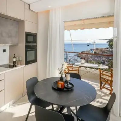 Sunny Seaside Cozy Home
