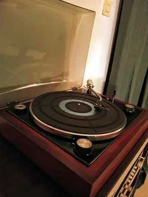 a record player with a vinyl record on a table at Minimal Vintage διαμέρισμα στο κέντρο της Αθήνας in Athens