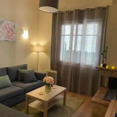 Cozy Acropolis backyard haven