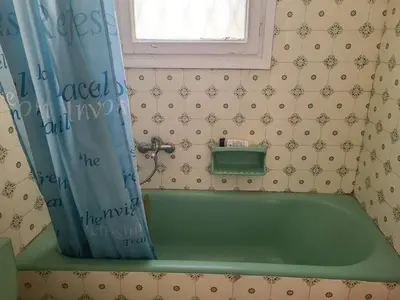 a green bath tub in a bathroom with a window at \u96c5\u5178\u6d77\u6ee8\u516c\u5bd3 in Athens