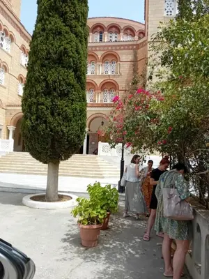 a group of people standing in front of a building at Βιργινία κοντα σε μετρο πανορμου και σε νοσοκομεια in Athens
