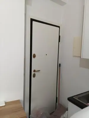 a door in the corner of a kitchen at Βιργινία κοντα σε μετρο πανορμου και σε νοσοκομεια in Athens