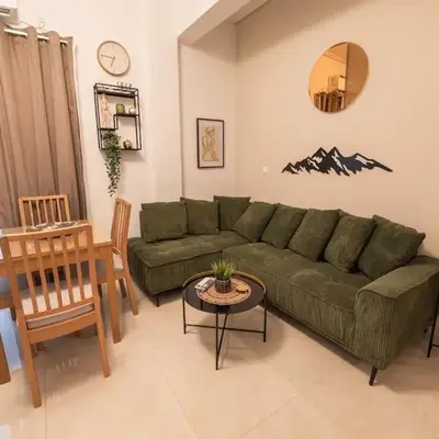 Theonisxenia Luxury Apt at Metro M3