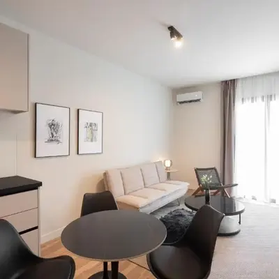Modern 2BR with Rooftop Jacuzzi & Sauna Access