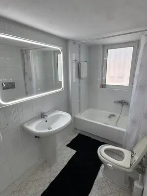 a bathroom with a sink and a toilet and a tub at Oasis 3 minutes from the beach in Vari