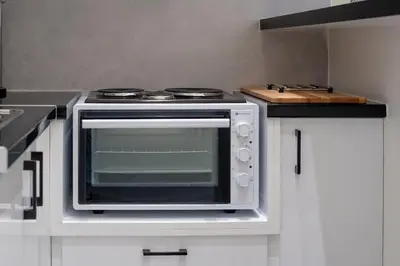 a microwave oven sitting on top of a kitchen counter at Stylish Apartment-Κέντρο Αθήνα-15' περπάτημα από την Ακρόπολη in Athens