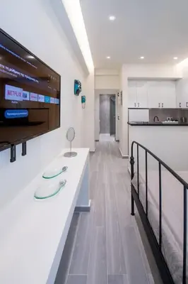 a room with a white counter and a kitchen at Stylish Apartment-Κέντρο Αθήνα-15' περπάτημα από την Ακρόπολη in Athens