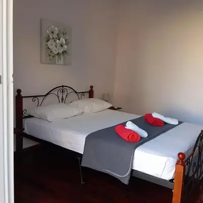 Quiet private room in a dormitory 5' from metro