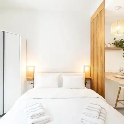 Central Modern Studio with balcony