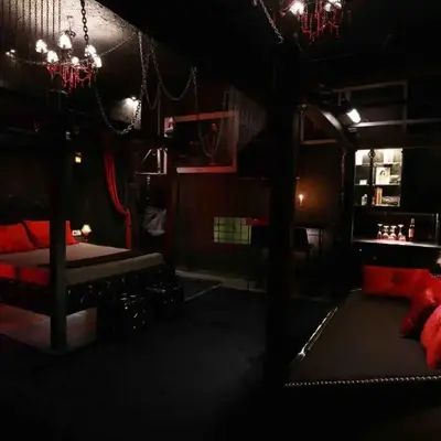 Experience Room 102 - Castle De Paris