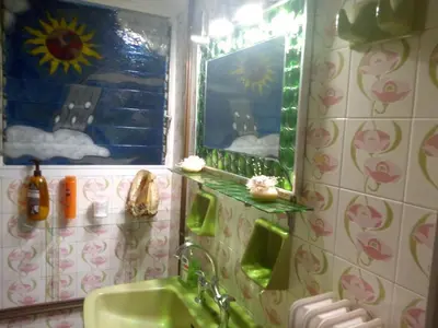 a bathroom with a green sink and a mirror at ΕΥΧΑΡΙΣΤΗ Διαμονη in Athens