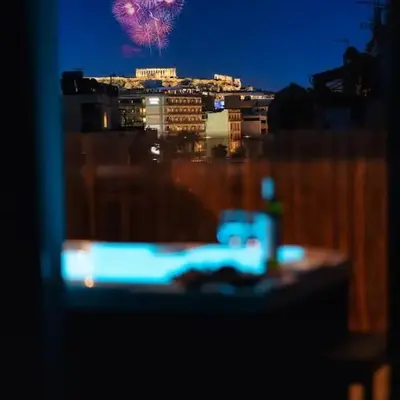 Hot tub with Acropolis view 1 minute from METRO TRAIN