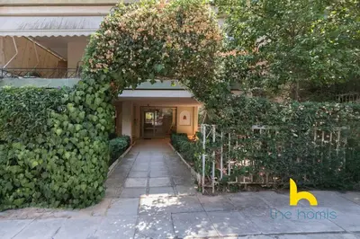 an entrance to a building with a large hedge at Turquoise Seashell Retreat Family Oasis N Beach in Vari
