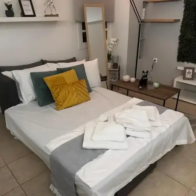 Aiolos cozy GLYFADA near the centre
