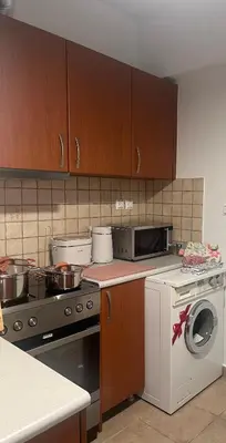 a kitchen with a stove and a washing machine at Κομψό Διαμέρισμα στο Πασαλιμάνι in Piraeus