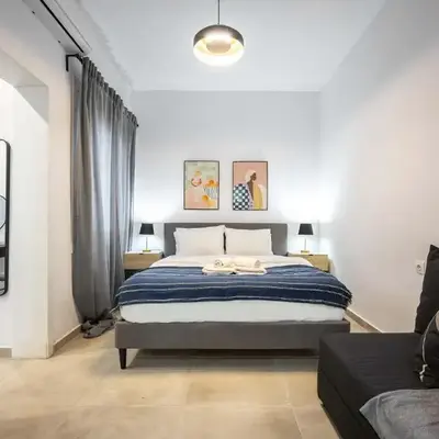 Modern Studio l King Bed & Work Corner